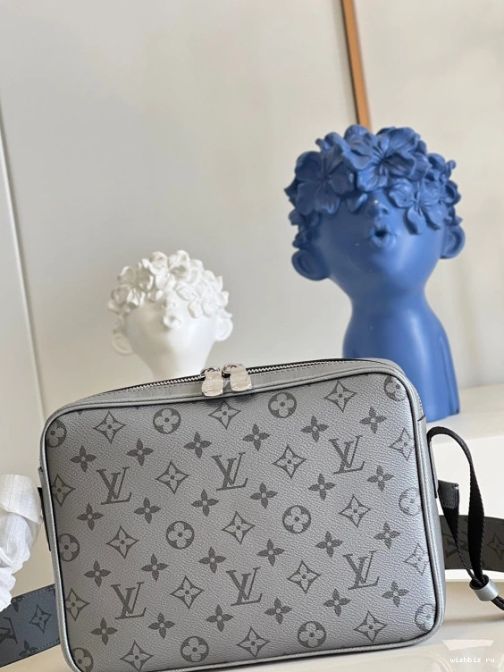 WIS OUTDOOR LOUIS VUITTON MESSENGER 0123